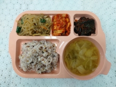 잡곡밥
얼갈이 된장국
알록달록어묵잡채
양념깻잎지
김치