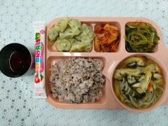 찰수수밥(소량)
온메밀국수
찐만두/초간장
미역줄기볶음
김치
짜먹는요구르트