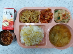 콩나물밥/양념장
봄동된장국
야채어묵볶음
건새우무나물
김치
사과주스