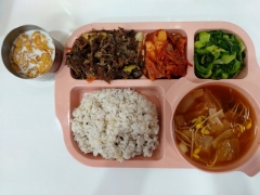 잡곡밥
콩나물김치국
허니간장떡불고기
청경채나물
김치
씨리얼/우유