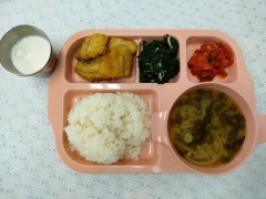 가바쌀밥,
얼갈이된장국
삼치구이
파래무침
김치
우유