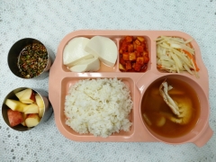 보리쌀밥
꽃게탕
순두부/양념장
감자채볶음
깍두기
사과