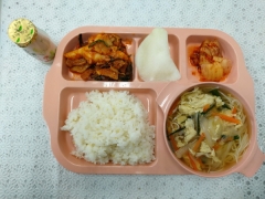 기장쌀밥(소량)
잔치국수
매실 떡 제육볶음
무쌈
김치
친환경이오요구르트