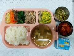 야채비빔&양념장
산채비빔나물
애호박두부된장국
김치
우유