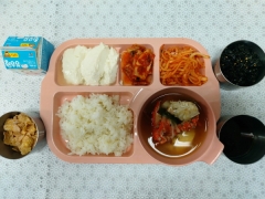 친환경발아현미밥
꽃게탕
순두부/양념장
무생채
배추김치
시리얼/우유