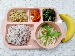 친환경검정쌀밥
해물우동국
명엽채볶음
풋마늘김가루무침
깍두기
바나나