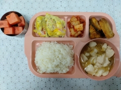 친환경발아현미밥
김치순두부찌개
고등어구이
게맛살달걀찜
배추김치
과일