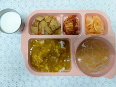 카레라이스
콩나물국
어묵볶음
새콤달콤단무지
배추김치
우유