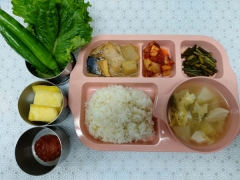 기장쌀밥
감잣국
고등어조림
마늘종볶음
김치
상추/쌈장(자율)
골드파인애플