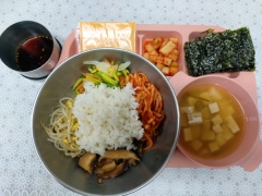 알록달록비빔밥
양념장
두부된장국
김구이
깍두기
유아치즈