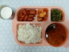 발아현미밥
참치김치찌개
비엔나소세지볶음
세발나물무침
김치
우유