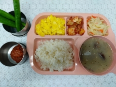 현미밥
순대국
스크램블에그
감자채볶음
김치
고추/쌈장(자율)