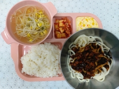 백미밥
자장면
콩나물국
옥수수콘샐러드
김치