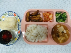 발아현미밥
두부된장국
고등어카레구이
양배추찜/양념장
청경채나물
김치