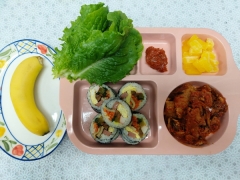 맛있는 오색 김밥
돈육김치볶음
꼬들단무지
쌈채소/쌈장(자율)
과일
