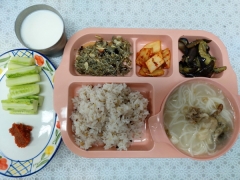 잡곡밥
설렁탕/소면
견과류멸치볶음
가지나물
김치
우유
오이스틱 쌈장(자율)