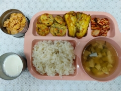 찰보리밥
순두부애호박찌개
갈치구이
해물완자구이
김치
시리얼/우유