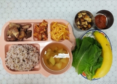 15잡곡밥
맑은감잣국
목살버섯스테이크
도라지초무침
김치
쌈채소/쌈장(자율)
과일