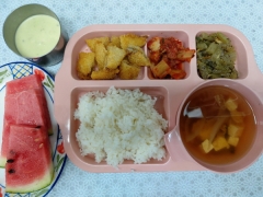 백미밥
순한두부김칫국
생선가스/소스
머위대나물
김치
과일