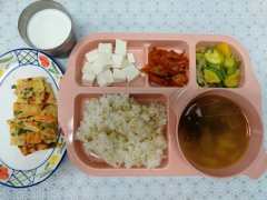 기장쌀밥
청국장찌개
맛살야채전
호박나물
두부/볶음김치
우유