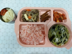 홍국라이스밥
오이미역냉국
소고기당면떡불고기
우엉조림
김치
양배추/쌈장(자율)