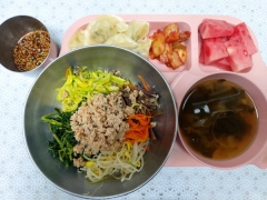 산채나물비빔밥
양념장
얼갈이된장국
찐만두
김치
과일