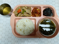 귀리쌀밥
아욱된장국
안매운당면불고기
양념깻잎지
김치
매실쥬스