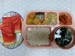 백미밥
미역오이냉국
고등어무우조림
숙주나물
김치
과일