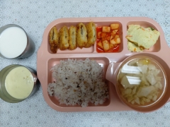 잡곡밥
순두부백탕
생선가스/타르타르소스
달걀찜
깍두기
우유