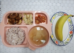 잡곡밥
황탯무국
돈까스/소스
버섯나물
김치
과일