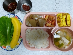 완두콩밥
순두부애호박찌개
달걀말이
도토리묵무침
김치
상추(자율)/쌈장
과일