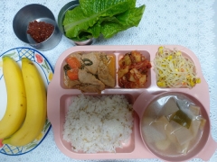 귀리보리밥
어묵무우탕
제육볶음
콩나물무침
김치
상추(자율)/쌈장
과일