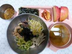 산채나물비빔밥
양념장
얼갈이된장국
김구이 
김치
과일