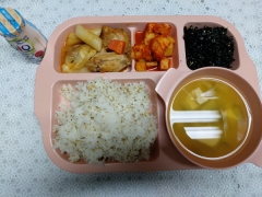 차조현미밥
호박된장국
야채떡닭조림
김자반볶음
깍두기
요구르트