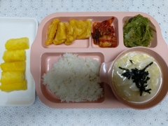 백미밥(소량)
떡국
치킨너겟
미역줄기볶음
김치
조각파인애플