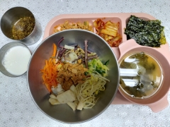 산채나물비빔밥
양념장
배추된장국
김구이
김치
우유