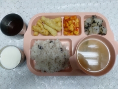 검은콩밥
북엇국
탕수육/소스
청포묵무침
깍두기
우유