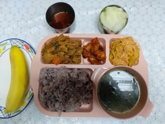 흑미찰밥
소고기미역국
제육볶음
소면오이무침
김치
양배추/양념장(자율)
과일