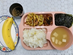콩나물밥/양념장
두부된장국
맛살스팸햄달걀구이
구이김
김치
과일