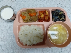 완두콩밥
달걀팟국
연근떡돈갈비찜
가지나물
김치
우유