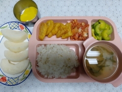 보리밥
맑은뭇국
치킨너겟/소스
애호박나물
깍두기
과일