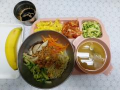 나물비빔밥
양념장
미소장국
스크램블에그
김치
과일