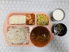 잡곡밥
참치김치찌게
생두부/양념장
콩나물무침
김치
우유