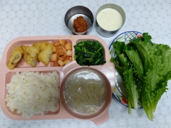 기장밥
설렁탕/소면
생선가스/타르타르소스
시금치나물
깍두기
상추(자율)/쌈장