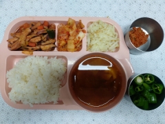 백미밥
꽃게탕
오징어볶음
감자채볶음
김치
고추/쌈장(자율)