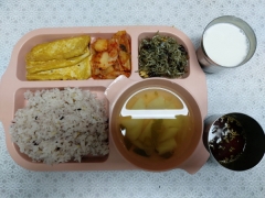 흑미밥
맑은감잣국
두부구이/양념장
견과류멸치볶음
김치
우유