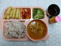 오색미밥
참치김치찌게
탕수육/소스 
미역줄기볶음 
김치 
요구르트