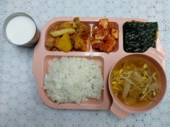 연잎라이스밥
콩나물김치국
고구마떡닭갈비
김구이 
김치
우유