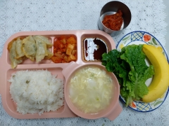 완두콩밥(소량)
떡국
만두/초간장
깍두기
상추(자율)/쌈장
과일