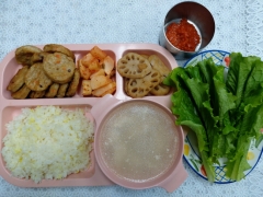 강황카레라이스밥 
닭곰탕
동그랑땡
연근조림
깍두기
상추(자율)/쌈장